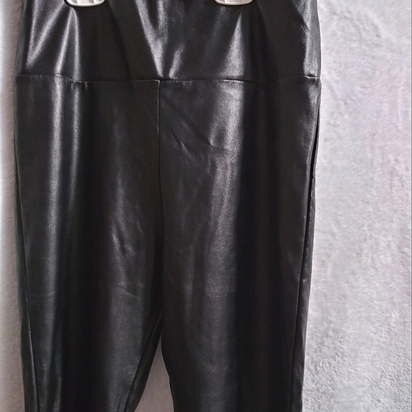 Black faux leather leggings/ skinny pants by "Popular 21." - Picture 4 of 5